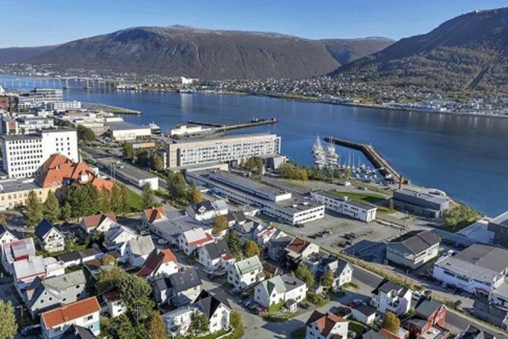 In The Heart Of The Aurora Borealis - Tromso City Exterior foto