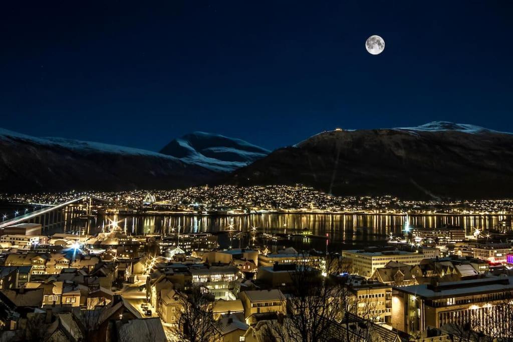 In The Heart Of The Aurora Borealis - Tromso City Exterior foto